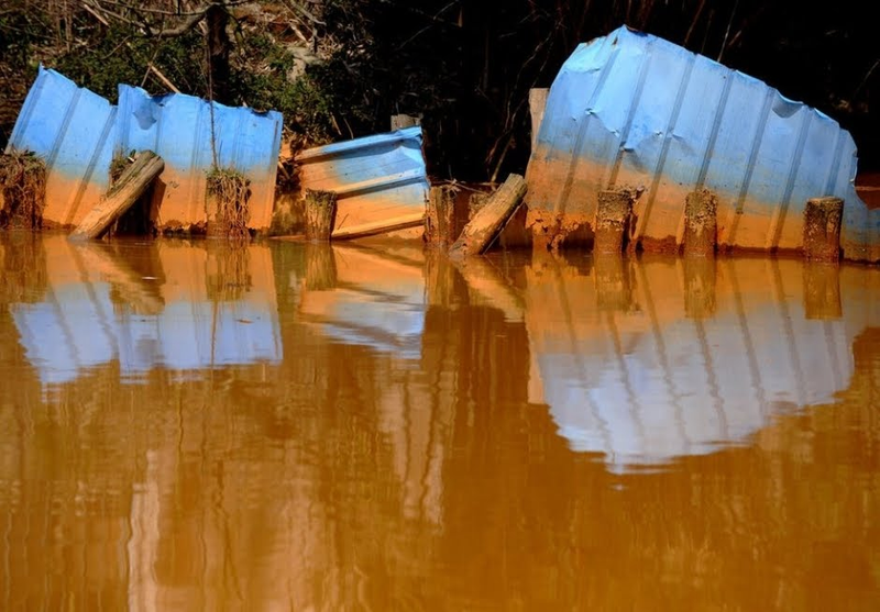 Illustration for article titled Absolutely Stunning Examples Of Lakes And Rivers With Unearthly Colors